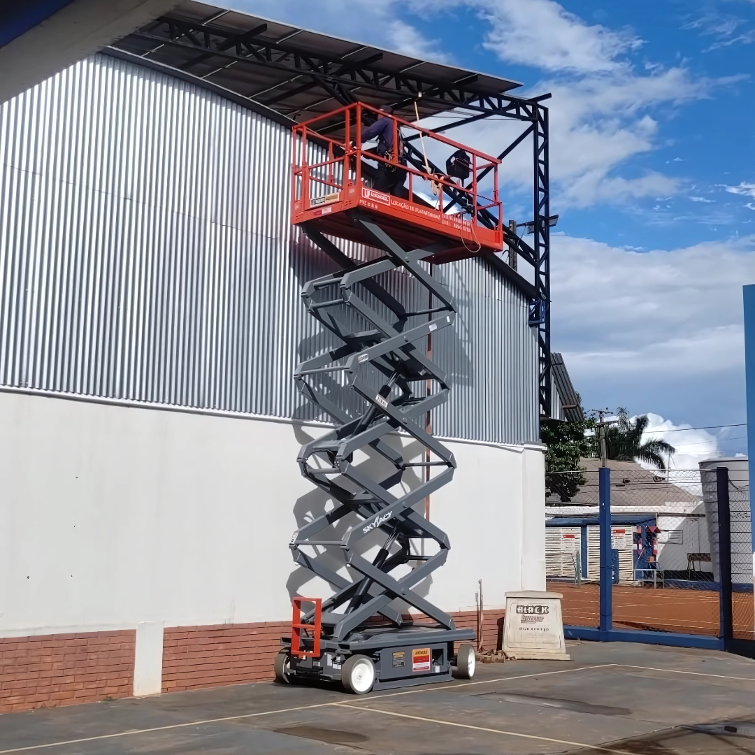 Plataforma tesoura em operação